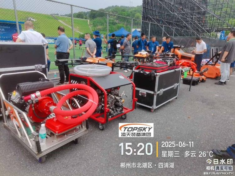 投弹无人机，灭火无人机，隔离带开辟机器人展会2.jpg