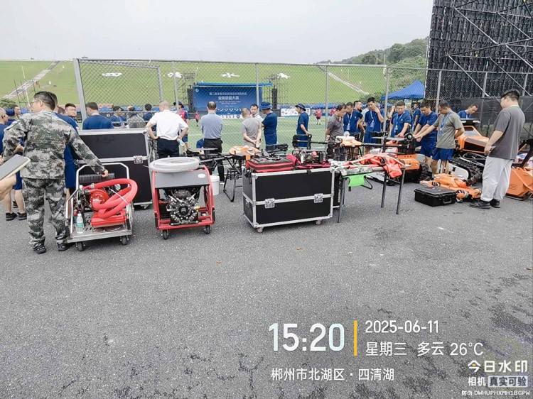 投弹无人机，灭火无人机，隔离带开辟机器人展会1.jpg